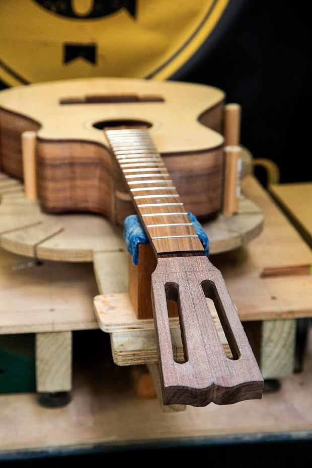 L_68_Guitar_maker_9